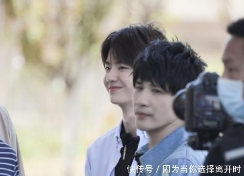 摸手|王一博回归天天兄弟变小孩,汪涵开车他在后座撒娇,摸手安抚太宠