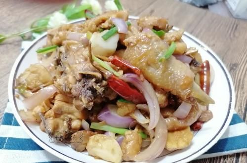  小槐|入伏后，这肉要多吃，比牛羊肉强，不燥不热不上火，焖一锅特馋人