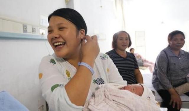  双胞胎|“鸡”姓爸爸获双胞胎，宝妈要求随母姓，奶奶取的名让宝妈没话说