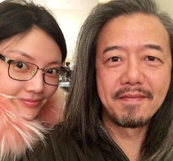 饰演|饰演老大最霸气,与张延恋20年零绯闻,如今53岁越来越红