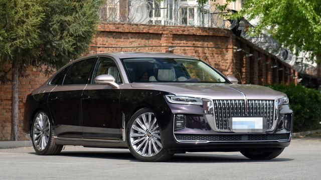  国产车|小区奥迪A6L与红旗H9停一起，后退5米一看，气质差距判若云泥