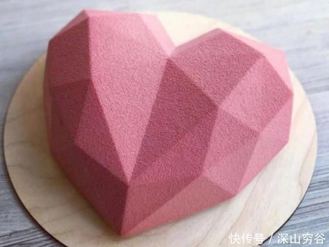 有没有|心理测试班草请你吃蛋糕,你选择吃哪一个测你们班有没有人暗恋你