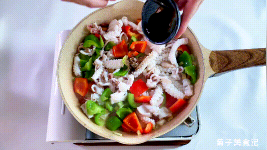 辣椒|炒鱿鱼如何做的脆爽开胃？注意焯水切花刀爆炒这三点，全家都爱吃