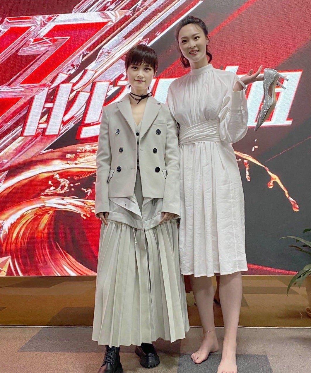 乘风破浪|魏秋月穿白西装又美又飒！惠若琪做鬼脸太可爱，赤脚合影李宇春