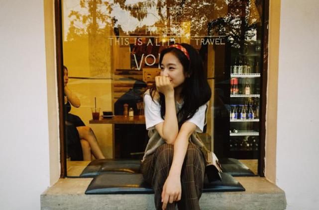 周周|李兰迪瘦身后有多美,T恤加马甲简单又自然,美回清纯少女脸!