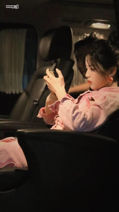  现身|杨超越现身薇娅直播间，粉色套装少女感满满，坦言被郭京飞误认为婶子