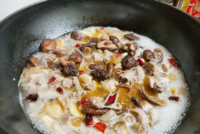 土鸡|土鸡新做法,啤酒鸡,你吃过吗?比啤酒鸭更香,更有嚼劲哟