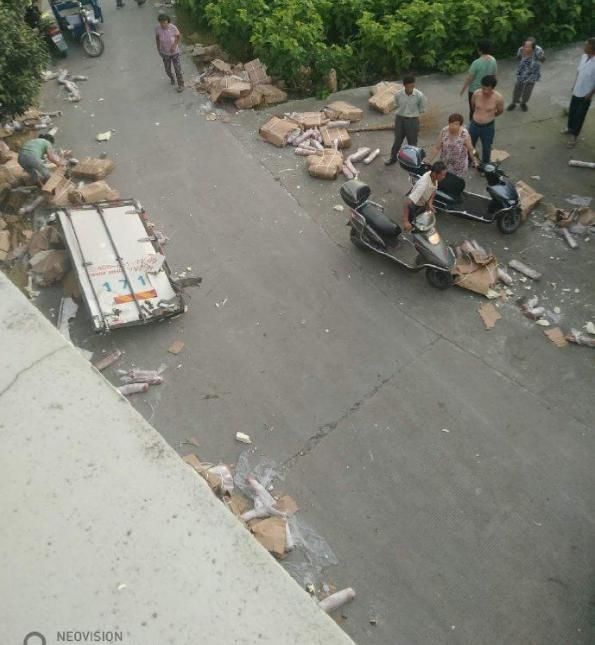  车祸|货车遭遇车祸，7吨猪肉被哄抢！连车门都被拉走了