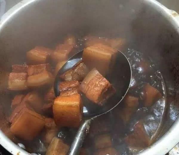 成人|不管炖什么肉,千万别直接焯水,9成人都做错了,难怪肉又腥又老