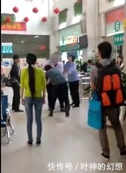 占便宜|女子车站被人占便宜，男友挺身而出，多次被打倒仍站起来，真爷们