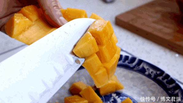 甜点|广式甜点“芒果糯米糍”,比雪媚娘制作简单,奶香浓郁,软糯拉丝