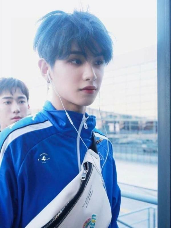  风格|黄明昊急于摆脱软萌风格，转型硬汉，操之过急导致颜值降低