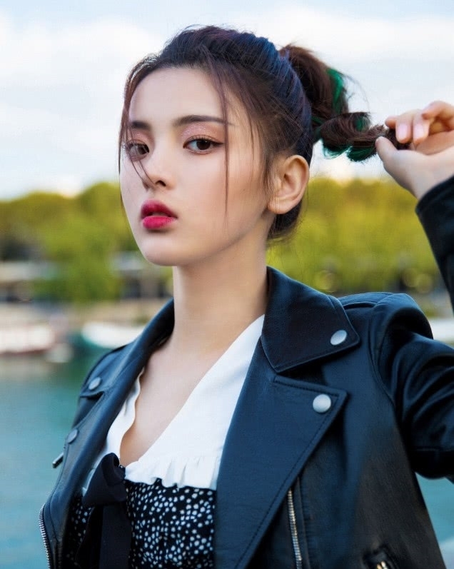 同意|杨超越变大胆了,竟把头发挑染成绿色,粉丝能同意?