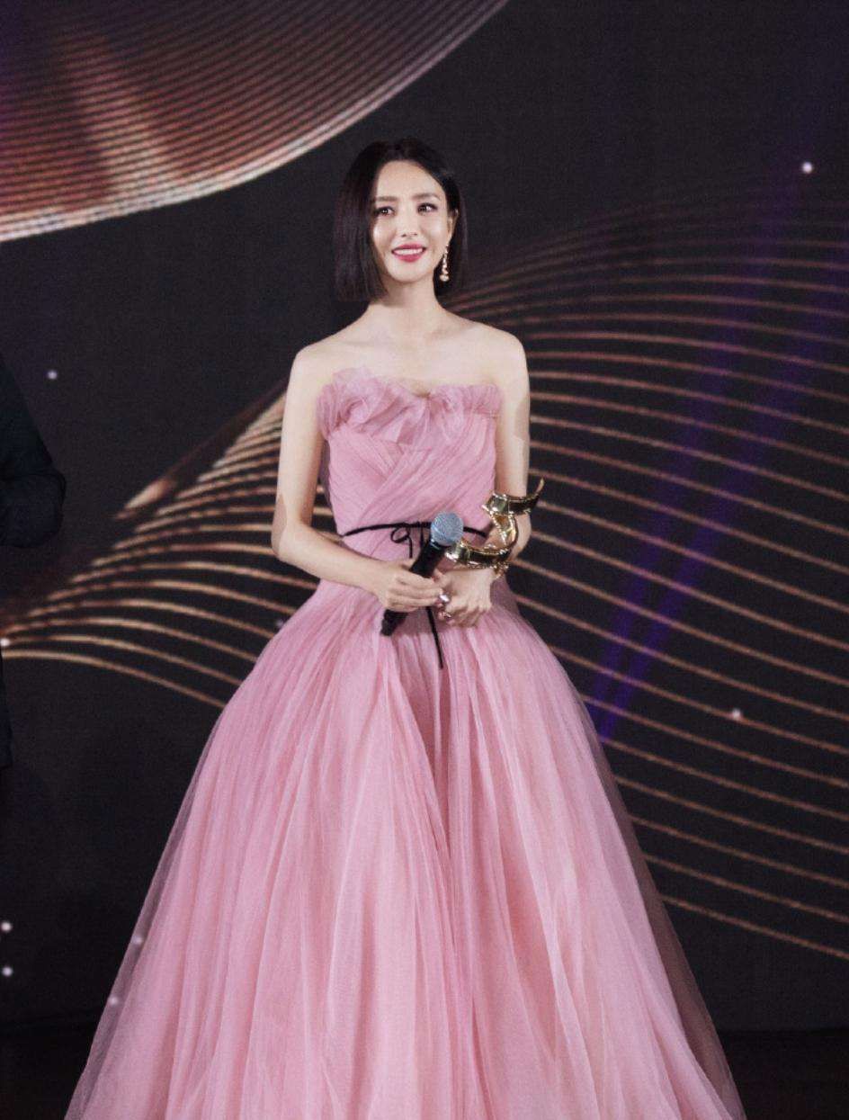 显白|黑黄皮就不能随心所欲穿衣?参考佟丽娅的选色技巧,让你显白N倍