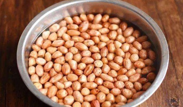 酥脆|炸花生米时,切忌只放油!多做1步,花生米更加酥脆,还不会返潮