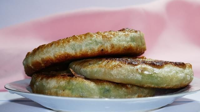  分钟|教你做懒人馅饼，5分钟搞定，皮薄馅大，凉了也不硬