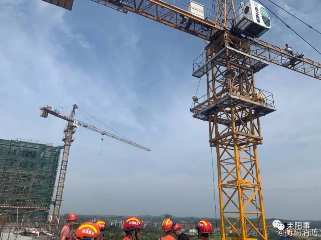  轻生|声称老板欠他40万！一男子坐70米高塔吊轻生，消防员将其劝回