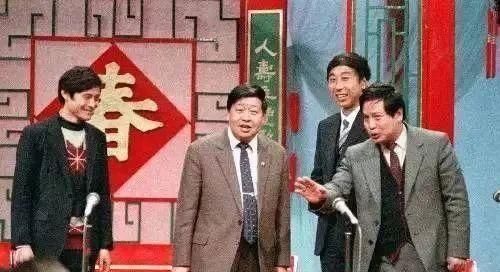  对话|这段经典的相声对话，在上世纪80年代马季带领同学们一起演讲