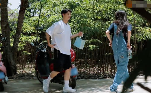  摩托车|《向往的生活》最轻松嘉宾，骑摩托车来，行李都有专人送