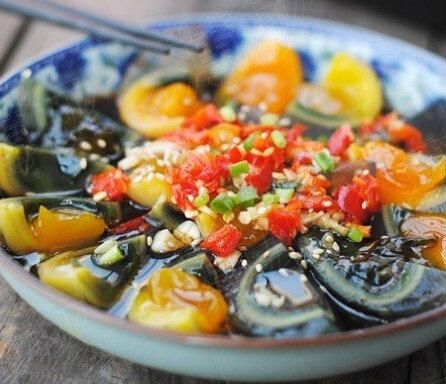 吃货|吃货美食：炝拌土豆丝、?白雪红肠海米碎、凉拌剁椒皮蛋的做法