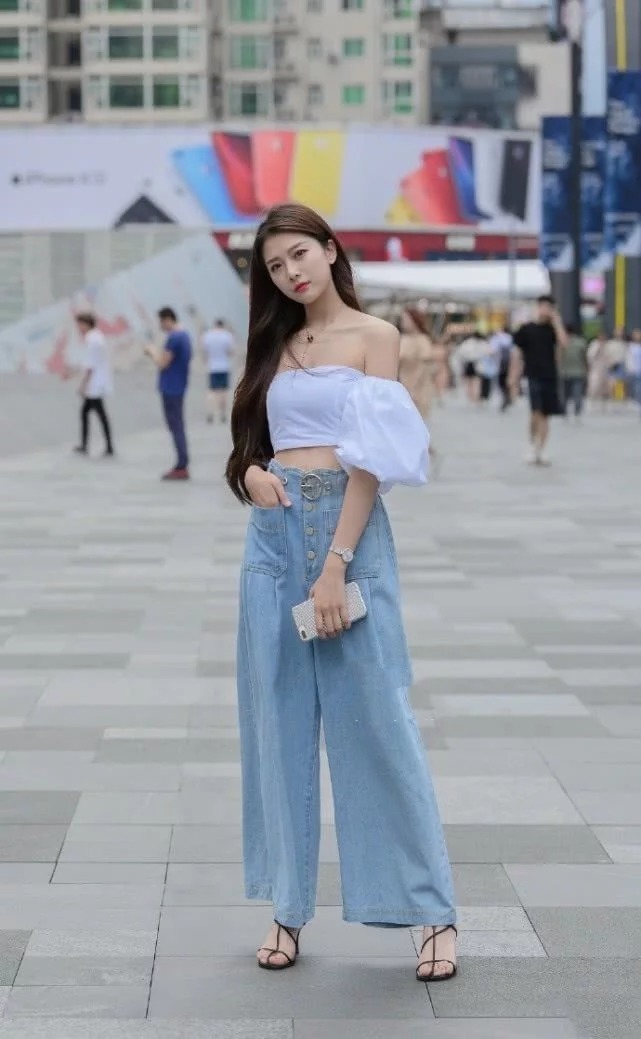 身材|街拍:身材好颜值高的时尚美女,阔腿牛仔裤潇洒帅气