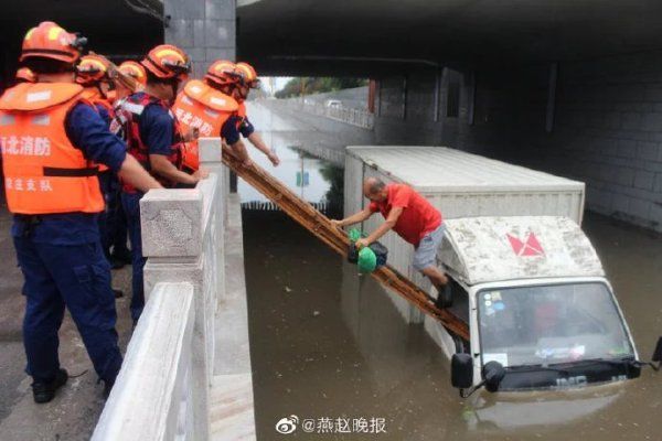  消防救援|货车涉水老大爷被困 消防架六米拉梯成功解救
