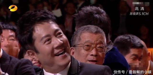 颁奖|金鹰节颁奖尴尬多!刘涛走神何炅急救场,嘉宾忘词全场都看提词器