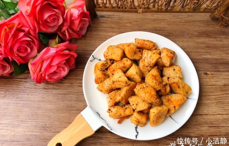 鸡胸肉|鸡胸肉别只会水煮,试试这个做法,香嫩美味,比牛排还好吃