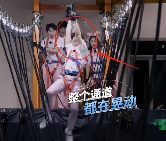 台本|邓伦节目悬空过高空索道,看清他手臂的肌肉状态,有无台本很显然