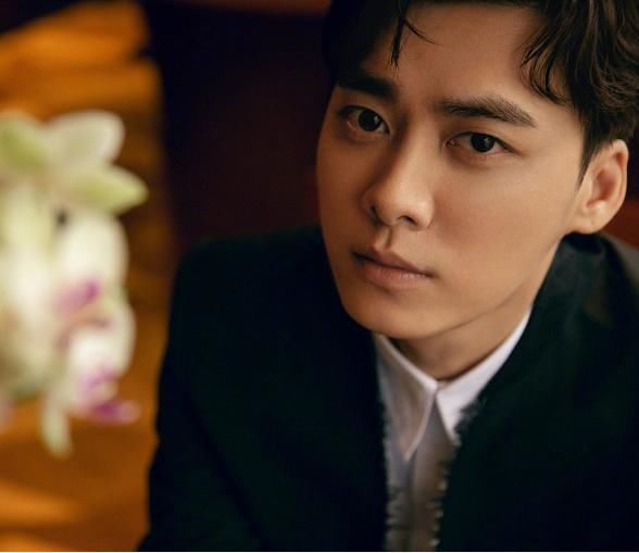 颁奖|金鹰节颁奖嘉宾抢热度，虞书欣可爱营造气氛，李易峰调皮假摔