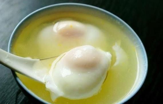 完整|煮荷包蛋时,总是有白沫,金牌月嫂教我一招,嫩滑完整还没腥味!