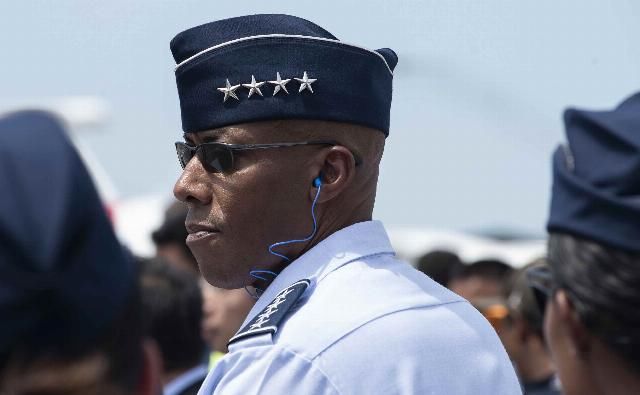 中指|特朗普:美军高层都是战争贩子!美媒:总统一直向美军竖起中指!