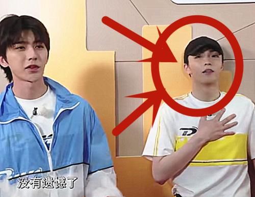  表情|蔡徐坤撕陈立农名牌，下手毫不犹豫，看到对方表情：“塑料”兄弟