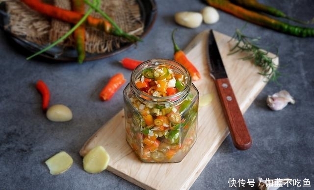 此个|腌辣椒不要只放盐了,学会此个秘制腌法,香辣美味,比吃肉还香