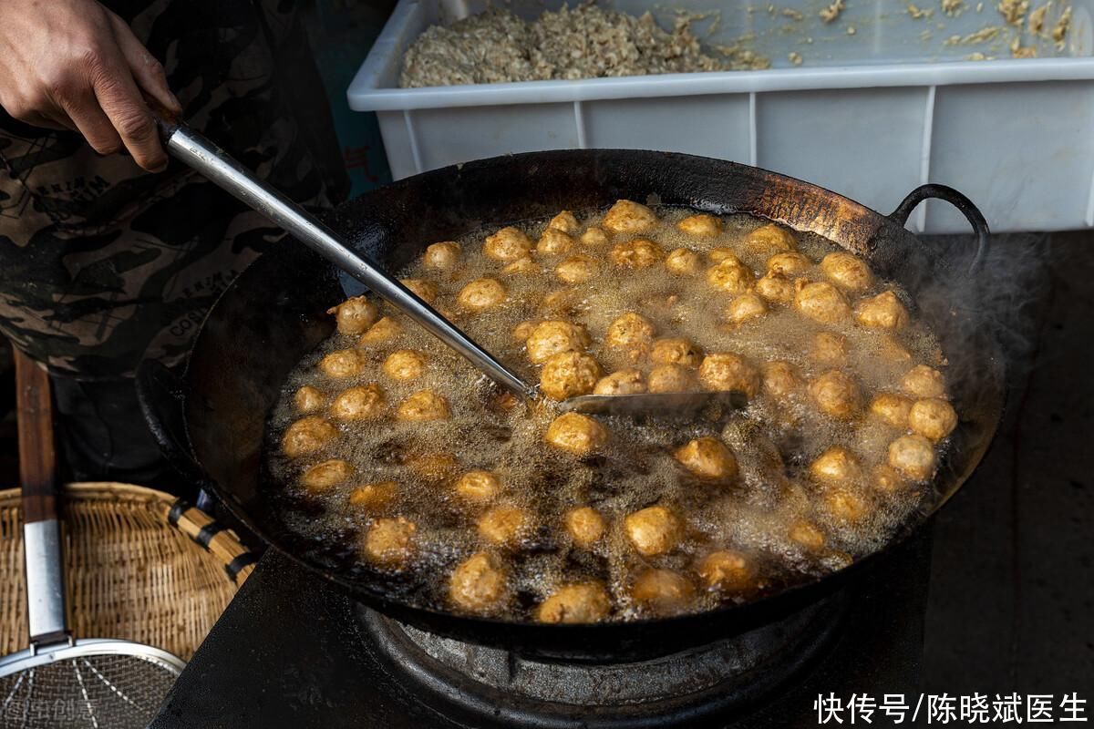 “苯并芘”致癌物比正常食物高(提醒：1级致癌物“苯并芘”，就爱藏在这2种食物，劝你管住嘴)