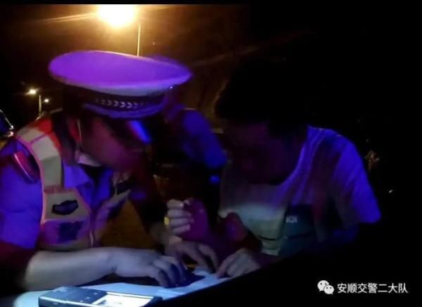  男子|贵州一男子为送女友上班酒驾，结果被扣12分，驾驶证也被暂扣