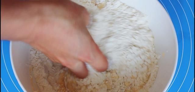 酵母|纯手工制作甜甜圈教程,外焦里嫩颜色金黄,再也不用为早餐发愁了