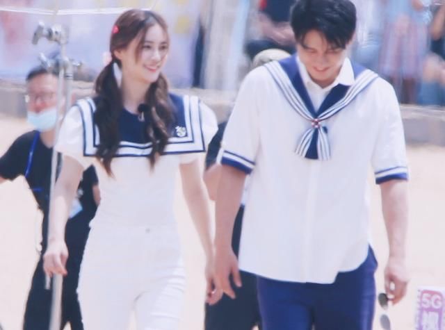  甜美|跑男最后一期录制路透，baby穿水手服甜美，我却关注另外两位女生