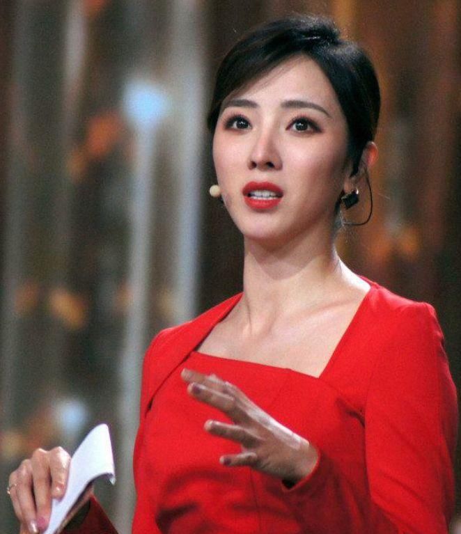  巅峰|她是央视最美主持人，春晚上主持失误被嘲笑，事业巅峰连生俩娃！
