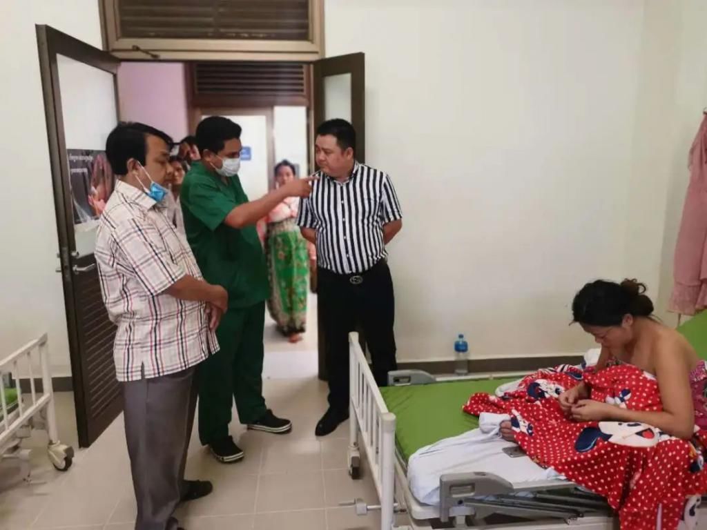 援手|外籍男子沦落街头，柬女子伸援手助其回国