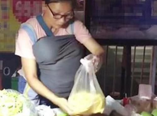 布条|女子深夜夜市摆摊，胸前缠绕着的布条，顾客看到后深表同情