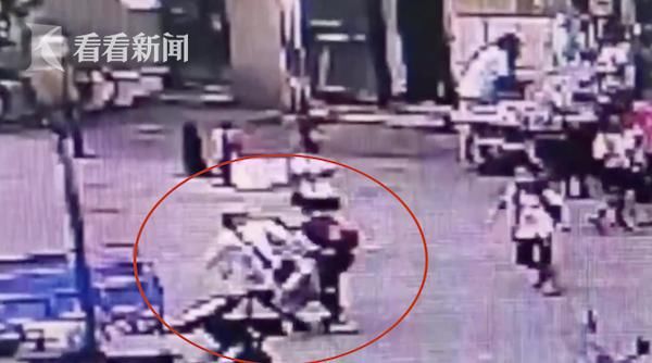 孩子|小学生扶摔倒老人反被讹？警方最新通报来了