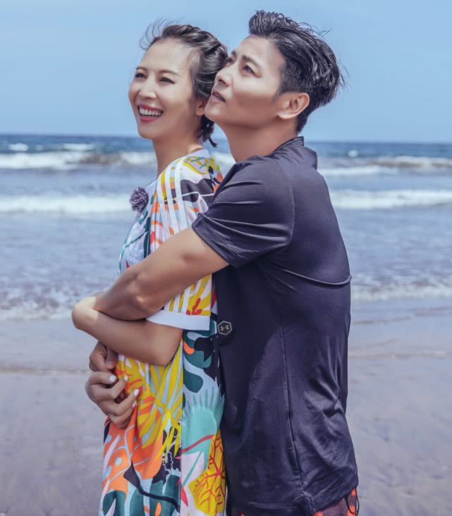  海边|张晋夫妇海边牵手漫步超甜，蔡少芬小腹微凸三胎孕肚首曝光