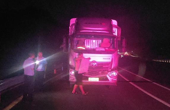  理由|活久见！男子竟在高速路停下车洗澡！理由是：我想醒醒