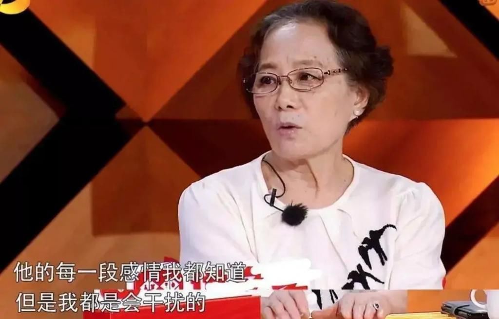  踢坏|影院上万元屏幕被熊孩子踢坏：惯子如杀子，父母别亲自送孩子上路……