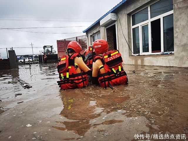 内蒙古兴安盟持续强降雨 消防员成功转移被困群众9人