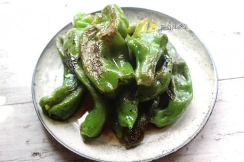青椒|最馋这菜,煎一煎就上桌,鲜辣香超入味,一大盘才2块钱