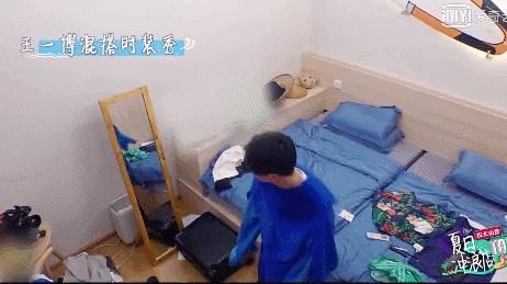  鞠躬|王一博时装走秀公开，变萌系被迫深鞠躬有点憨，自称太野秀弹舌