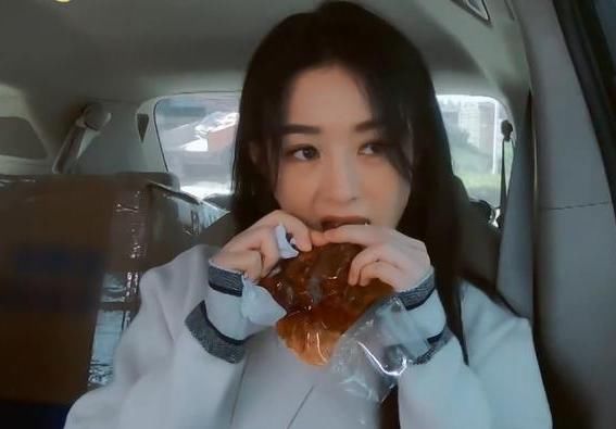 真人秀节目|赵丽颖吃蛋糕忘带餐具,看到她吃法,网友:太精致了吧