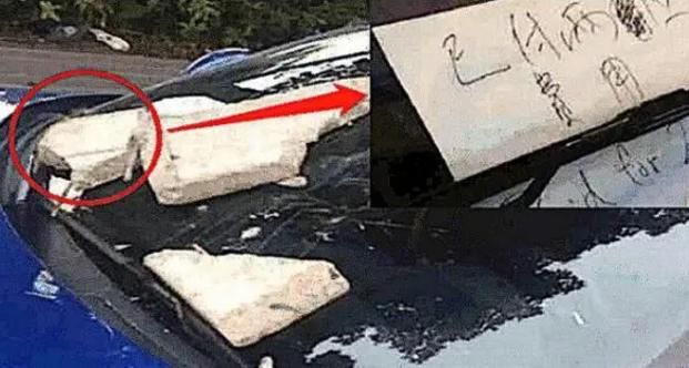  保时捷|保时捷霸占两个车位，好心大爷两块石头砸过去，看到车头脸变了